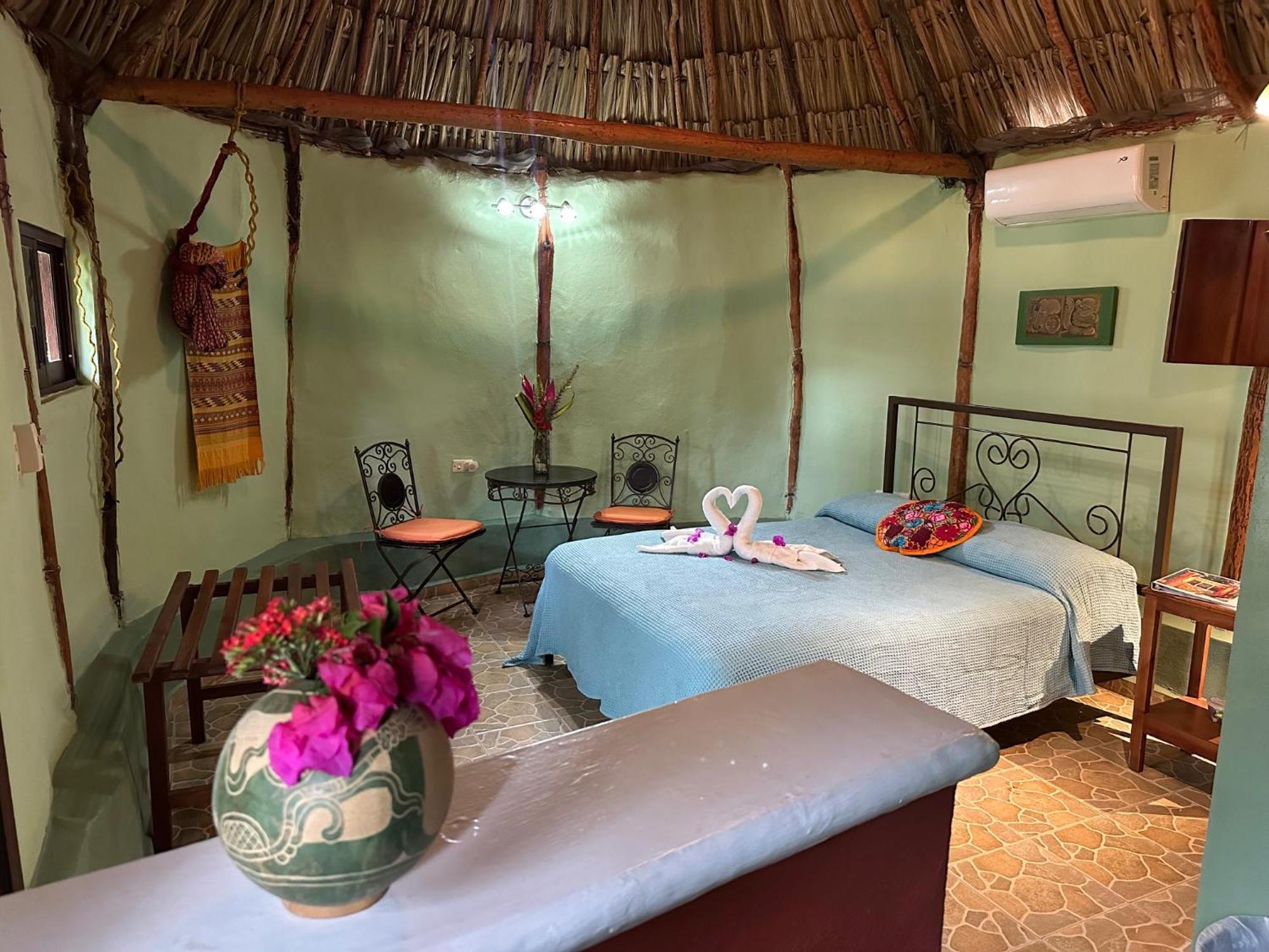 The Pickled Onion B&B And Restaurant Uxmal Santa Elena Eksteriør bilde